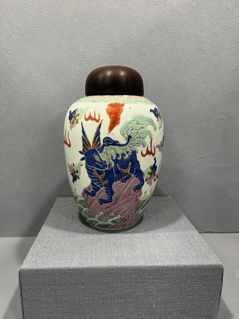 古玩陶瓷粉彩瑞獸紋罐真品鑒賞圖