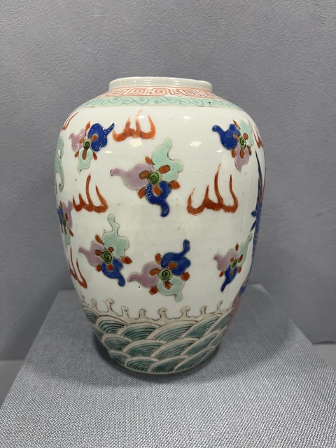 古玩陶瓷粉彩瑞獸紋罐真品鑒賞圖