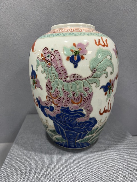 古玩陶瓷粉彩瑞獸紋罐真品鑒賞圖