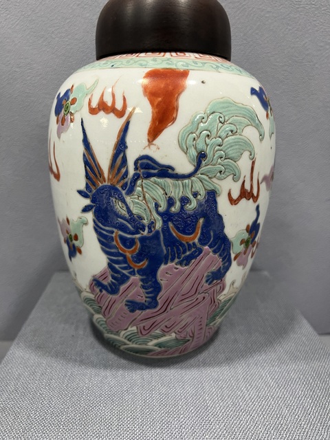 古玩陶瓷粉彩瑞獸紋罐真品鑒賞圖