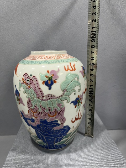 古玩陶瓷粉彩瑞獸紋罐真品鑒賞圖