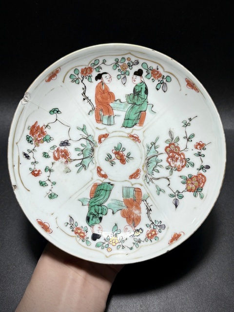 古玩陶瓷五彩人物花卉紋臥盤真品鑒賞圖