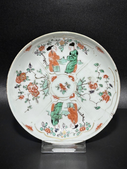 古玩陶瓷五彩人物花卉紋臥盤真品鑒賞圖