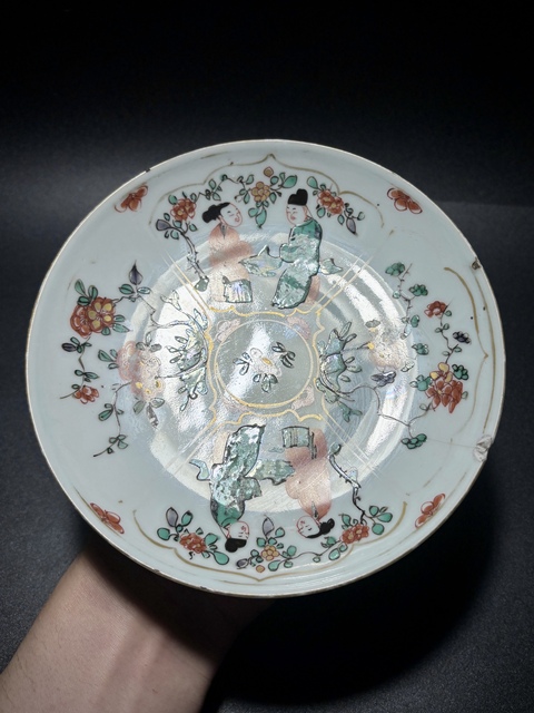 古玩陶瓷五彩人物花卉紋臥盤真品鑒賞圖