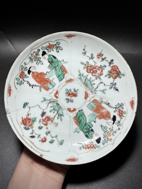 古玩陶瓷五彩人物花卉紋臥盤真品鑒賞圖