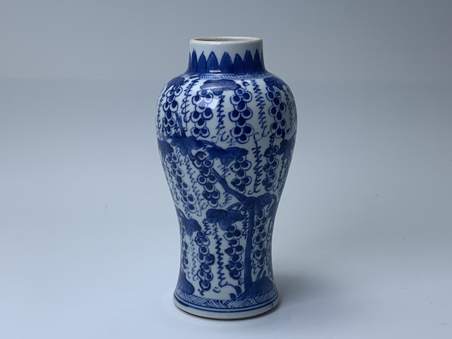 古玩陶瓷清康熙·青花松鼠葡萄紋雞腿瓶拍賣,當前價格1010元