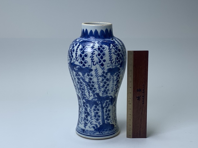 古玩陶瓷清康熙·青花松鼠葡萄紋雞腿瓶拍賣,當前價格1010元