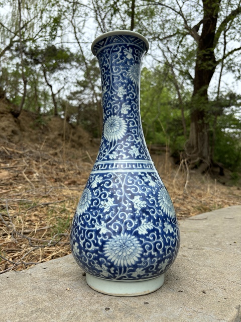 古玩陶瓷明末清初·青花留白纏枝菊花紋長頸瓶 真品鑒賞圖