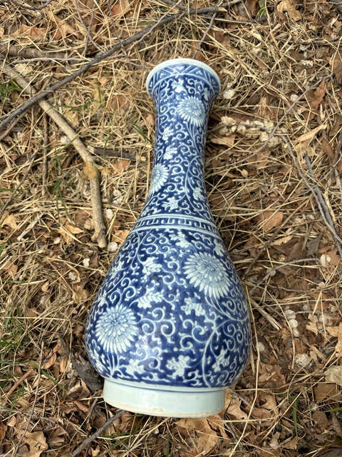 古玩陶瓷明末清初·青花留白纏枝菊花紋長頸瓶 真品鑒賞圖