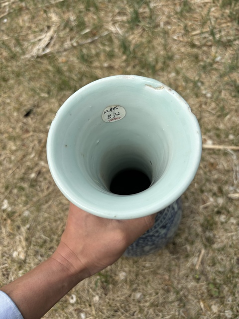 古玩陶瓷明末清初·青花留白纏枝菊花紋長頸瓶 真品鑒賞圖