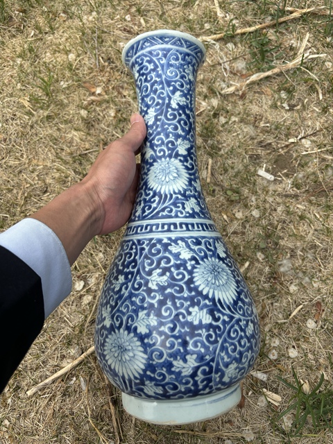 古玩陶瓷明末清初·青花留白纏枝菊花紋長頸瓶 真品鑒賞圖