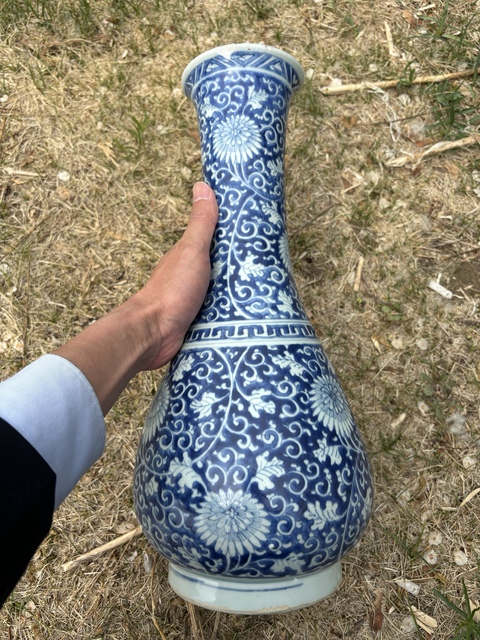 古玩陶瓷明末清初·青花留白纏枝菊花紋長頸瓶 真品鑒賞圖