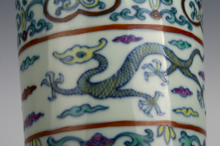 古玩陶瓷清末民初·斗彩纏枝花卉云龍紋棒槌瓶拍賣,當前價格27000元