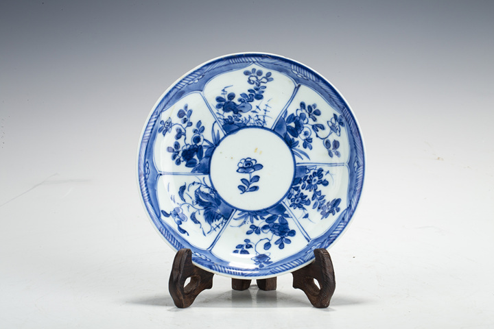古玩陶瓷晚清·青花開窗花卉紋小盤拍賣,當前價格108元