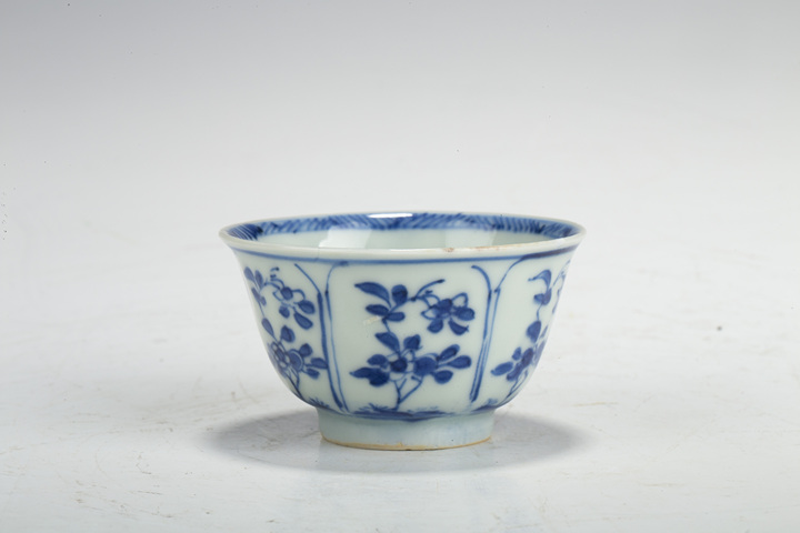 古玩陶瓷清康熙·青花開窗花卉紋杯拍賣,當前價格108元