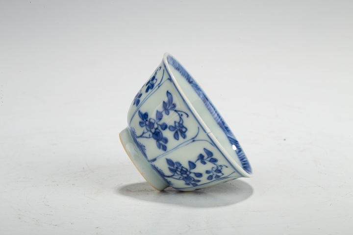古玩陶瓷清康熙·青花開窗花卉紋杯拍賣,當前價格108元