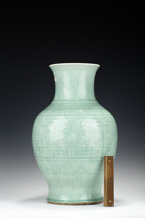 古玩陶瓷清乾隆·豆青釉暗刻團(tuán)壽饕餮紋觀音尊拍賣，當(dāng)前價(jià)格2664元