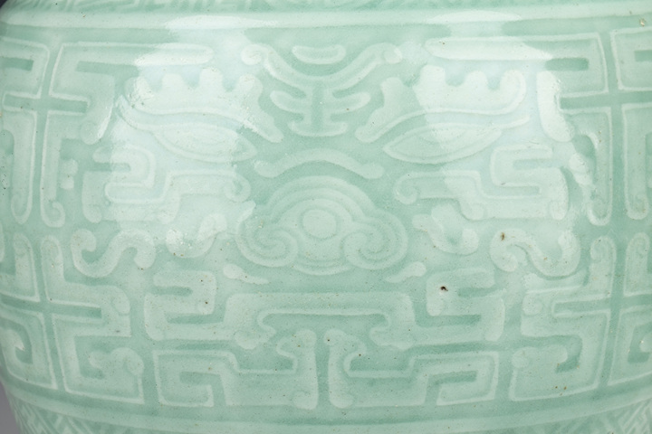 古玩陶瓷清乾隆·豆青釉暗刻團(tuán)壽饕餮紋觀音尊拍賣，當(dāng)前價(jià)格2664元