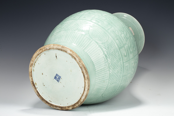 古玩陶瓷清乾隆·豆青釉暗刻團(tuán)壽饕餮紋觀音尊拍賣，當(dāng)前價(jià)格2664元