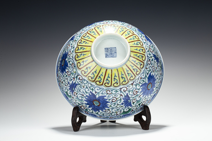 古玩陶瓷清嘉慶·斗彩纏枝蓮紋大碗真品鑒賞圖
