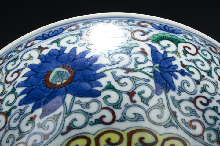 古玩陶瓷清嘉慶·斗彩纏枝蓮紋大碗真品鑒賞圖