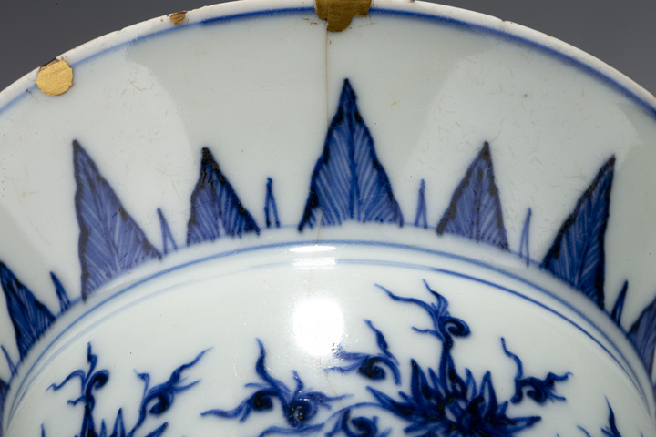 古玩陶瓷明末清初·青花纏枝花卉紋渣斗拍賣，當前價格7500元