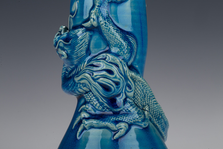 古玩陶瓷清末民初·孔雀藍(lán)釉堆塑龍紋葫蘆瓶拍賣，當(dāng)前價格1016元