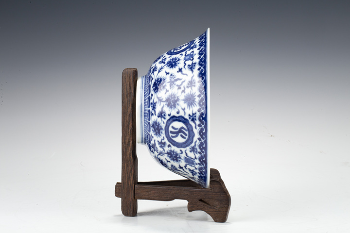 古玩陶瓷清道光·青花八吉祥“山高水長”碗（官）拍賣，當(dāng)前價格21336元