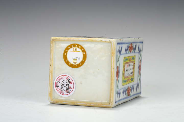 古玩陶瓷清中·青花粉彩無(wú)雙譜紋四方筆筒拍賣(mài),當(dāng)前價(jià)格2516元