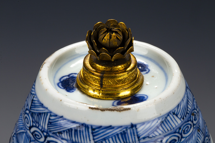古玩陶瓷清康熙·青花開窗花卉紋凈瓶拍賣,當前價格5588元