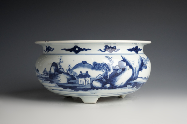 古玩陶瓷清康熙·青花山水人物紋香爐拍賣，當(dāng)前價(jià)格8000元