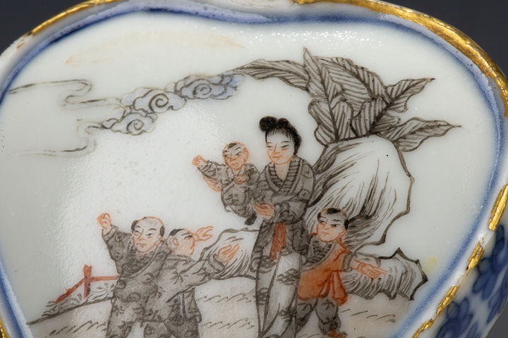 古玩陶瓷民國·青花墨彩礬紅仕女教子圖鼻煙壺拍賣,當前價格588元