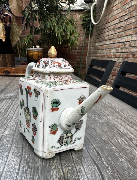 古玩陶瓷康熙五彩博古花卉四方壺拍賣，當(dāng)前價(jià)格3777元