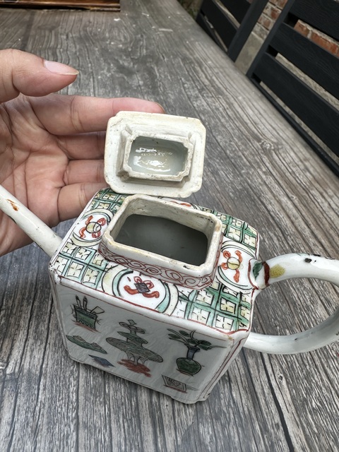 古玩陶瓷康熙五彩博古花卉四方壺拍賣，當(dāng)前價(jià)格3777元