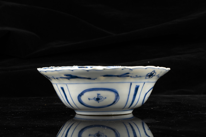 古玩陶瓷清·青花飛黃騰達紋花口碗真品鑒賞圖