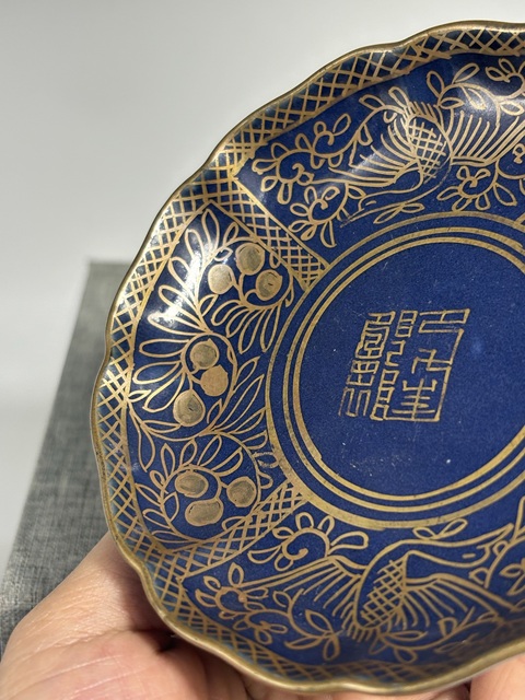 古玩陶瓷祭藍(lán)釉描金盤真品鑒賞圖