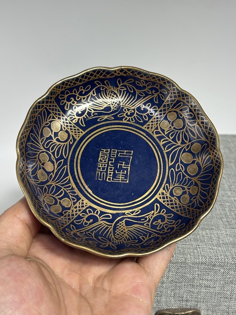 古玩陶瓷祭藍(lán)釉描金盤真品鑒賞圖