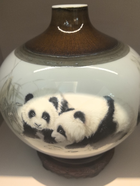古玩陶瓷粉彩畫熊貓瓶真品鑒賞圖