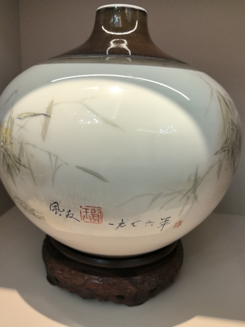 古玩陶瓷粉彩畫熊貓瓶真品鑒賞圖