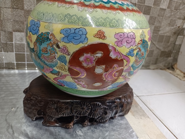 古玩陶瓷彩繪獅紋天球瓶拍賣，當前價格880元