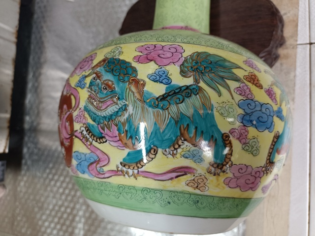 古玩陶瓷彩繪獅紋天球瓶拍賣，當前價格880元