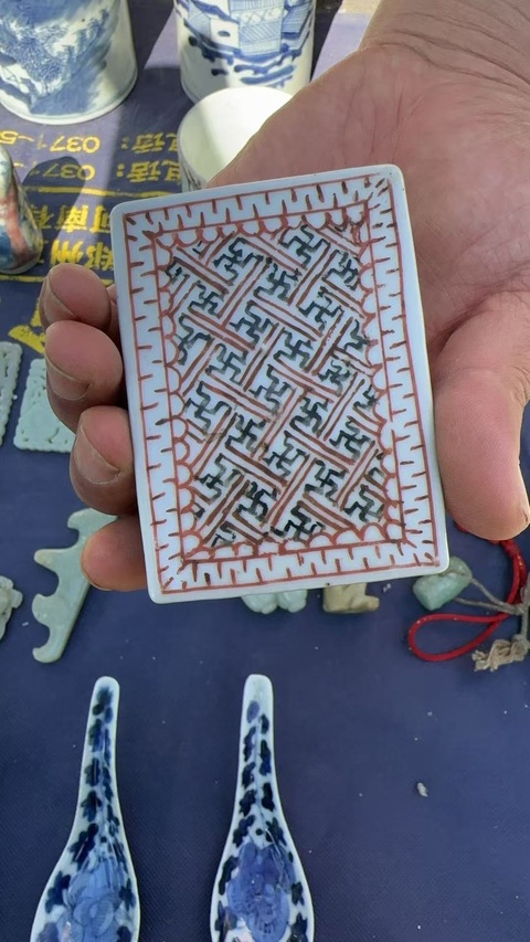 古玩陶瓷礬紅墨彩蓋盒真品鑒賞圖
