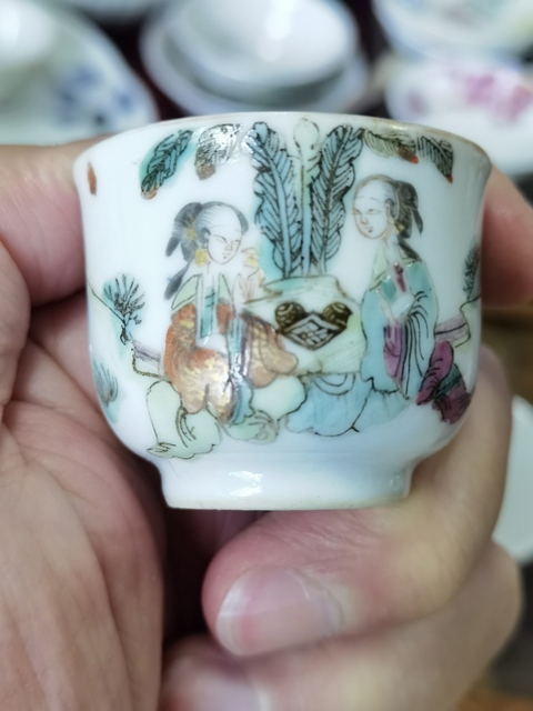 古玩陶瓷仕女紋粉彩杯真品鑒賞圖