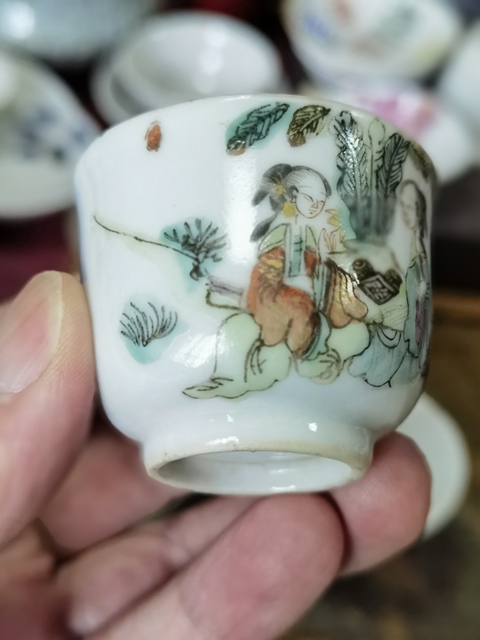 古玩陶瓷仕女紋粉彩杯真品鑒賞圖