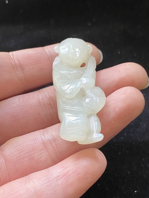 古玩玉器（一口價放漏）創匯期和田白玉雕“如意童子”拍賣，當前價格2800元