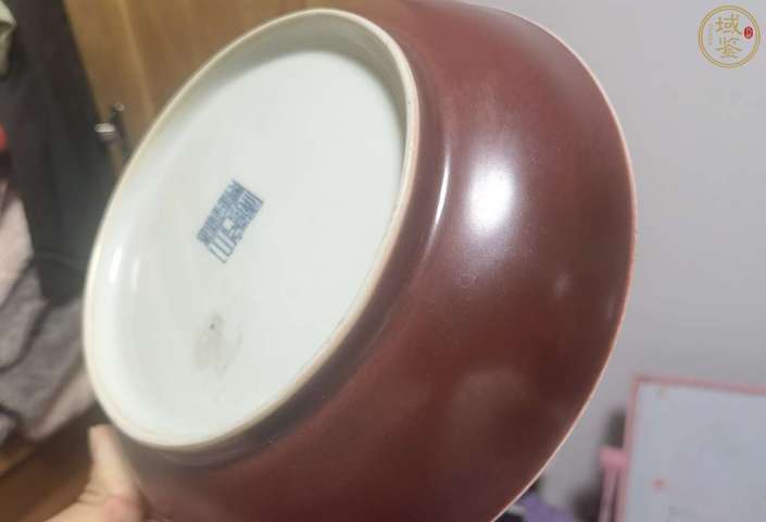 古玩陶瓷紅釉盤真品鑒賞圖