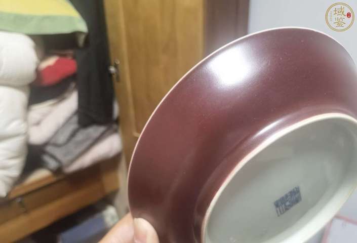 古玩陶瓷紅釉盤真品鑒賞圖
