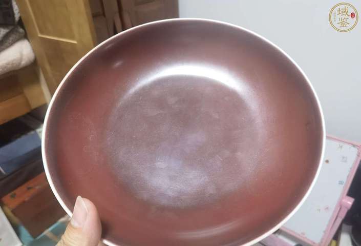 古玩陶瓷紅釉盤真品鑒賞圖