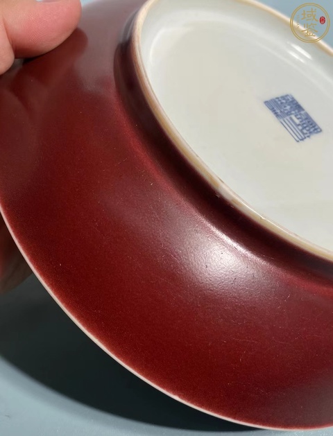 古玩陶瓷紅釉盤真品鑒賞圖