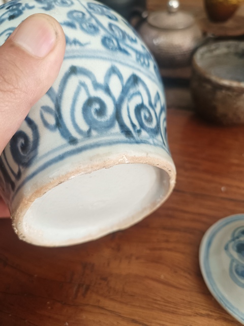 古玩陶瓷明中期青花纏枝紋蓋罐真品鑒賞圖